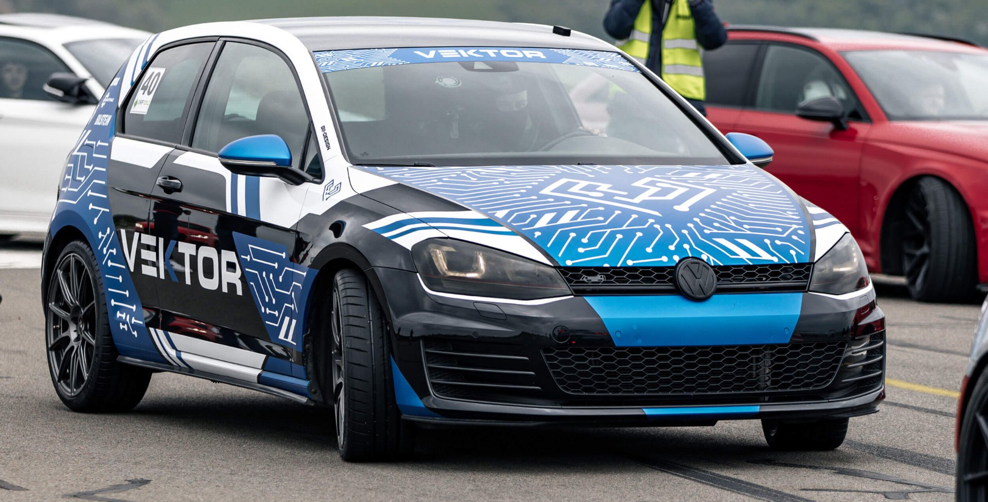 Vektor Flash – Golf 7 GTI im Vektor-Design auf der Rennstrecke